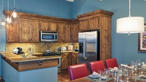 Mikrobølgeovn, ovn, kokeplater og oppvaskmaskin