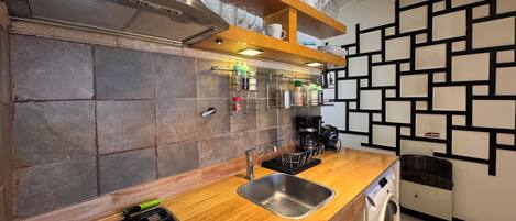 Een koelkast, een magnetron, een oven, een kookplaat