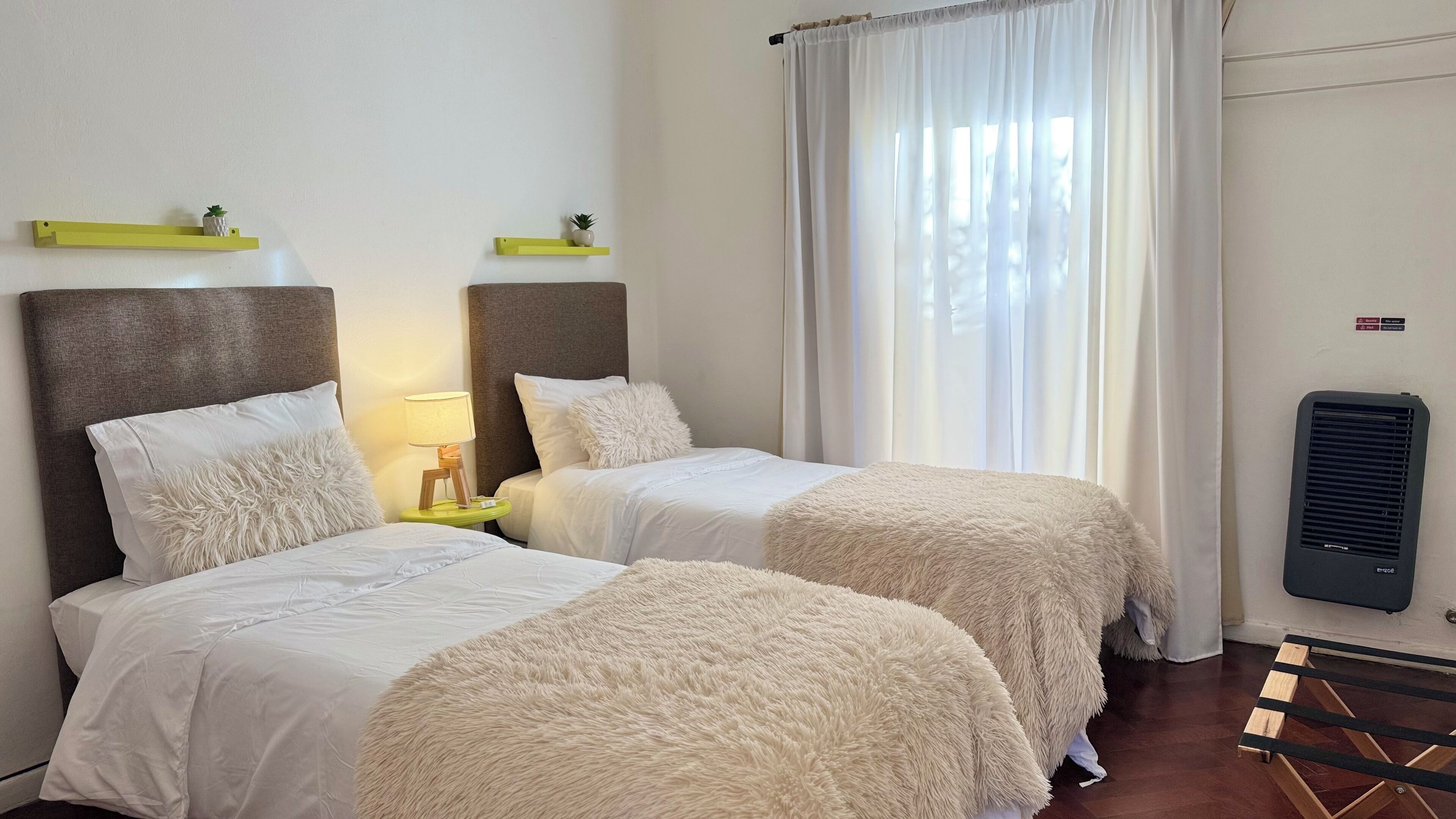 2 habitaciones, escritorio, tabla de planchar con plancha y wifi gratis 