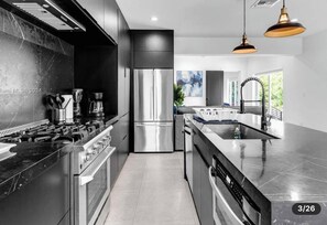 Mikrobølgeovn, ovn, kokeplater og oppvaskmaskin