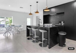 Mikrobølgeovn, ovn, kokeplater og oppvaskmaskin