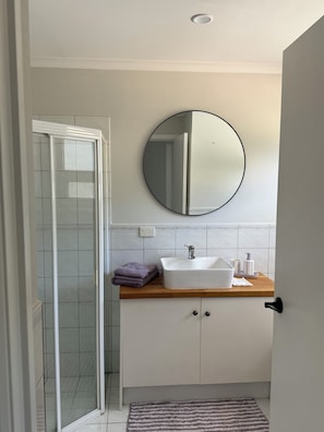 Towels, soap, toilet paper - Tranquil 2 bedroom home featur an open-plan living area and outdoor courtyard. (Hallett Cove)