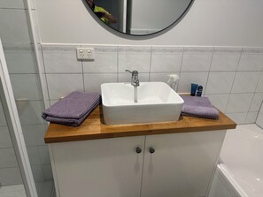 Toallas, jabón, papel de baño