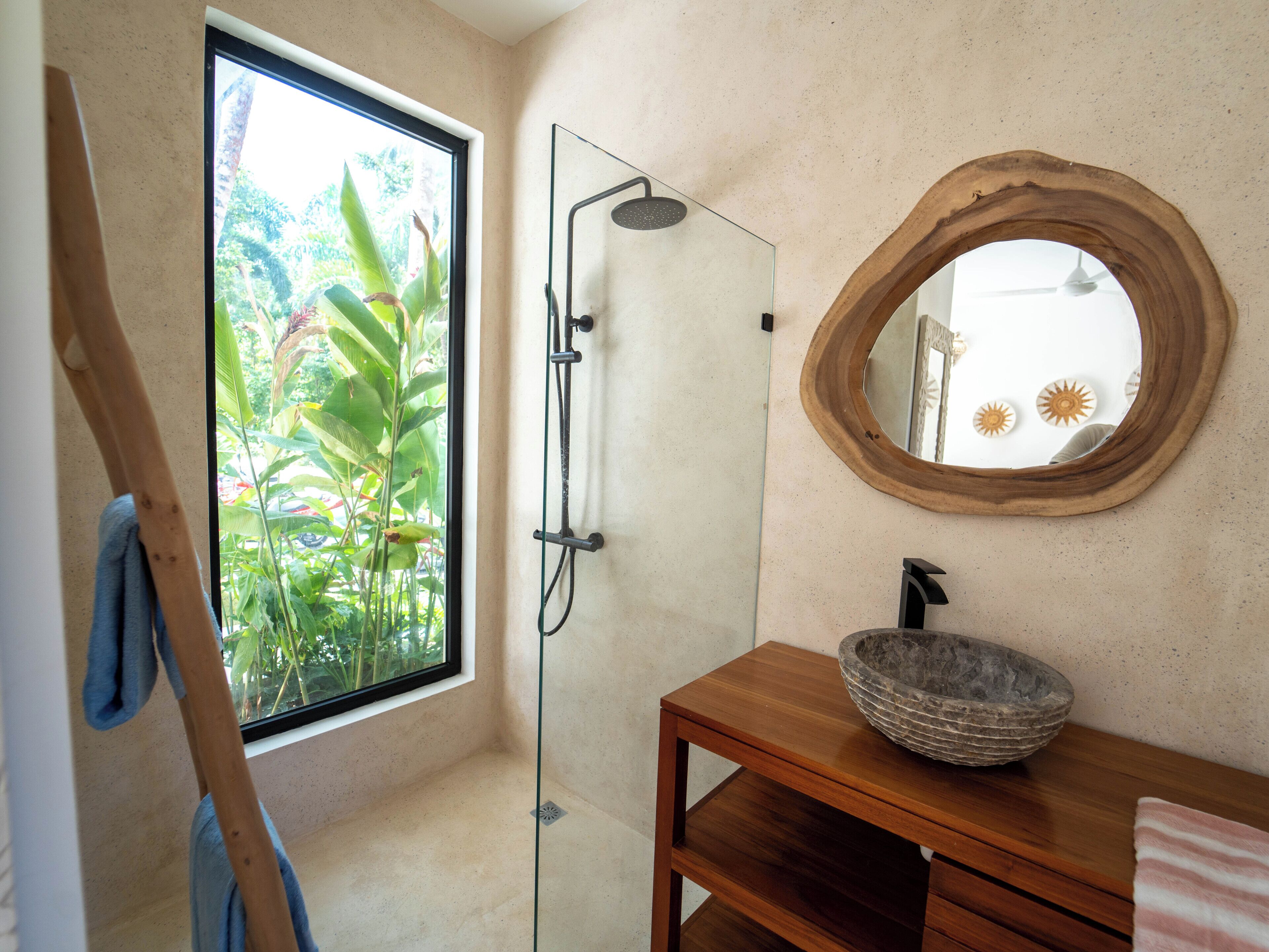 Een douche, handdoeken, zeep, toiletpapier