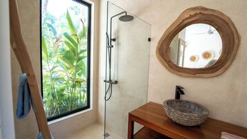 Een douche, handdoeken, zeep, toiletpapier