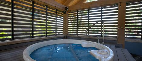 Bain à remous intérieur