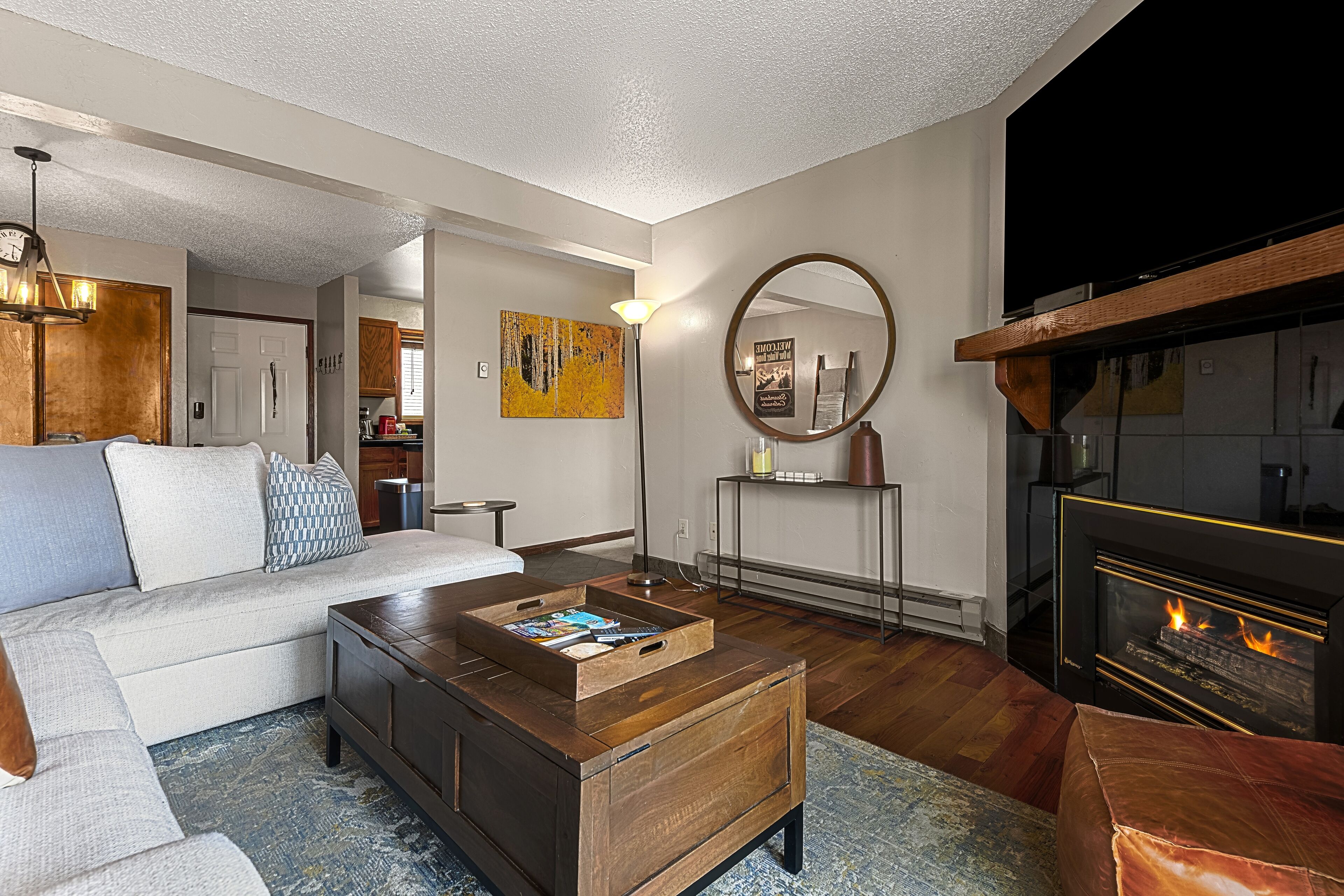 Télévision, cheminée