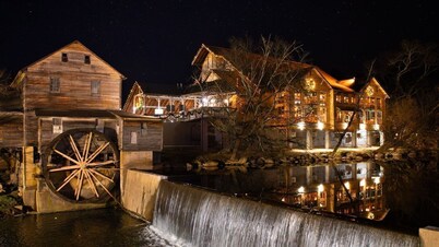 Smoky Mountain Escape w/ Pool & Hot Tub