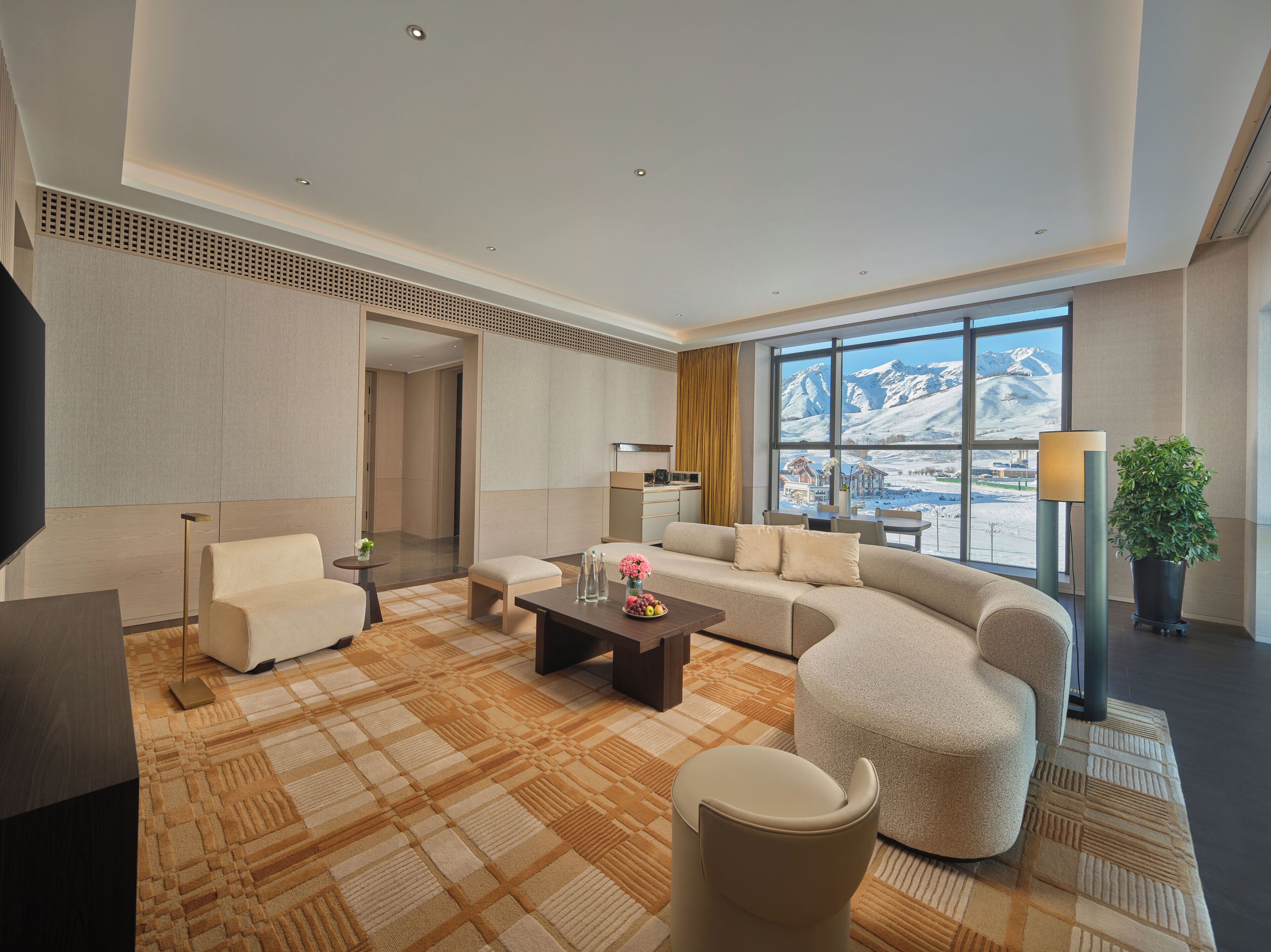 Premium-Suite, 1 King-Bett | Wohnbereich | 65-Zoll-LED-Fernseher mit Kabelempfang, Fußbodenheizung