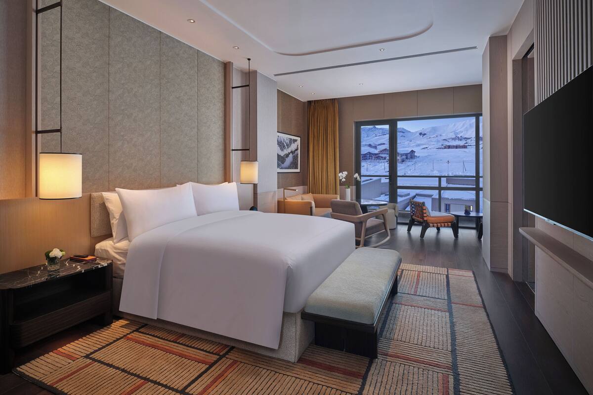 Deluxe Room, 1 King Bed | Down duvets, memory-foam beds, minibar, in-room safe