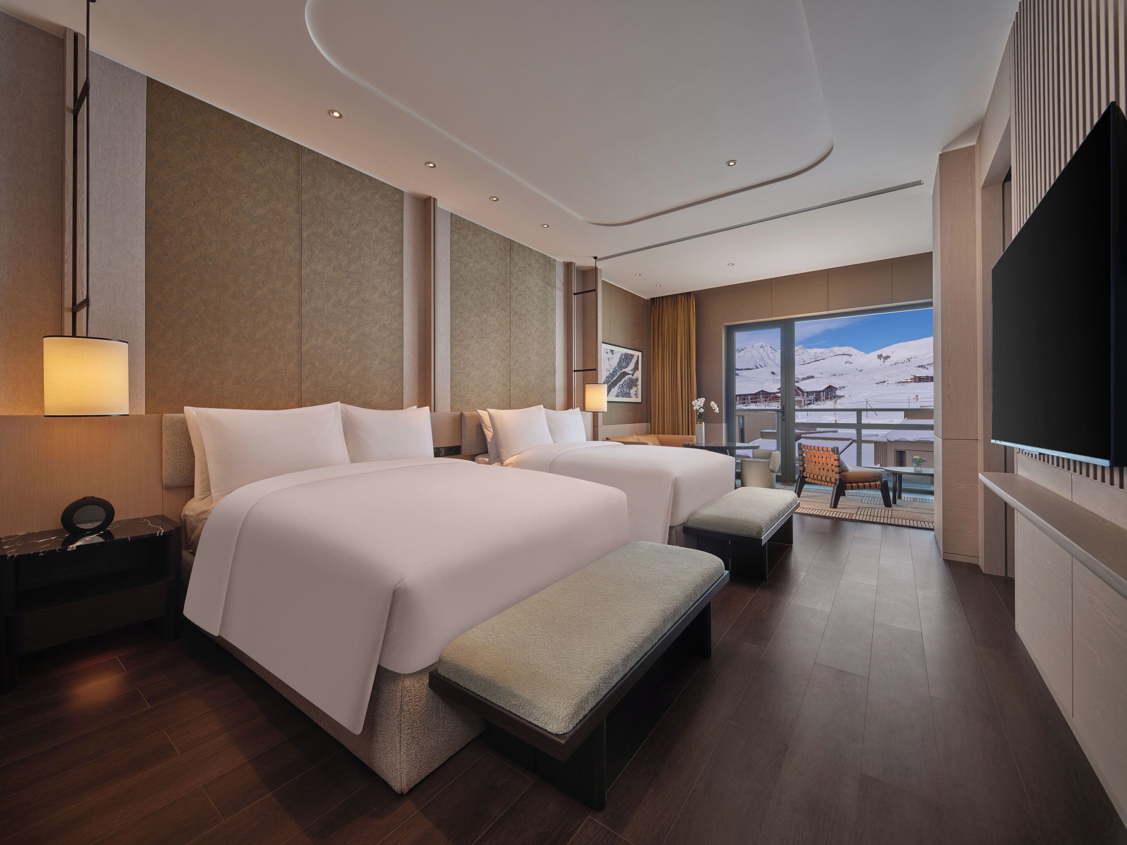 Daunenbettdecken, Betten mit Memory-Foam-Matratzen, Minibar, Zimmersafe