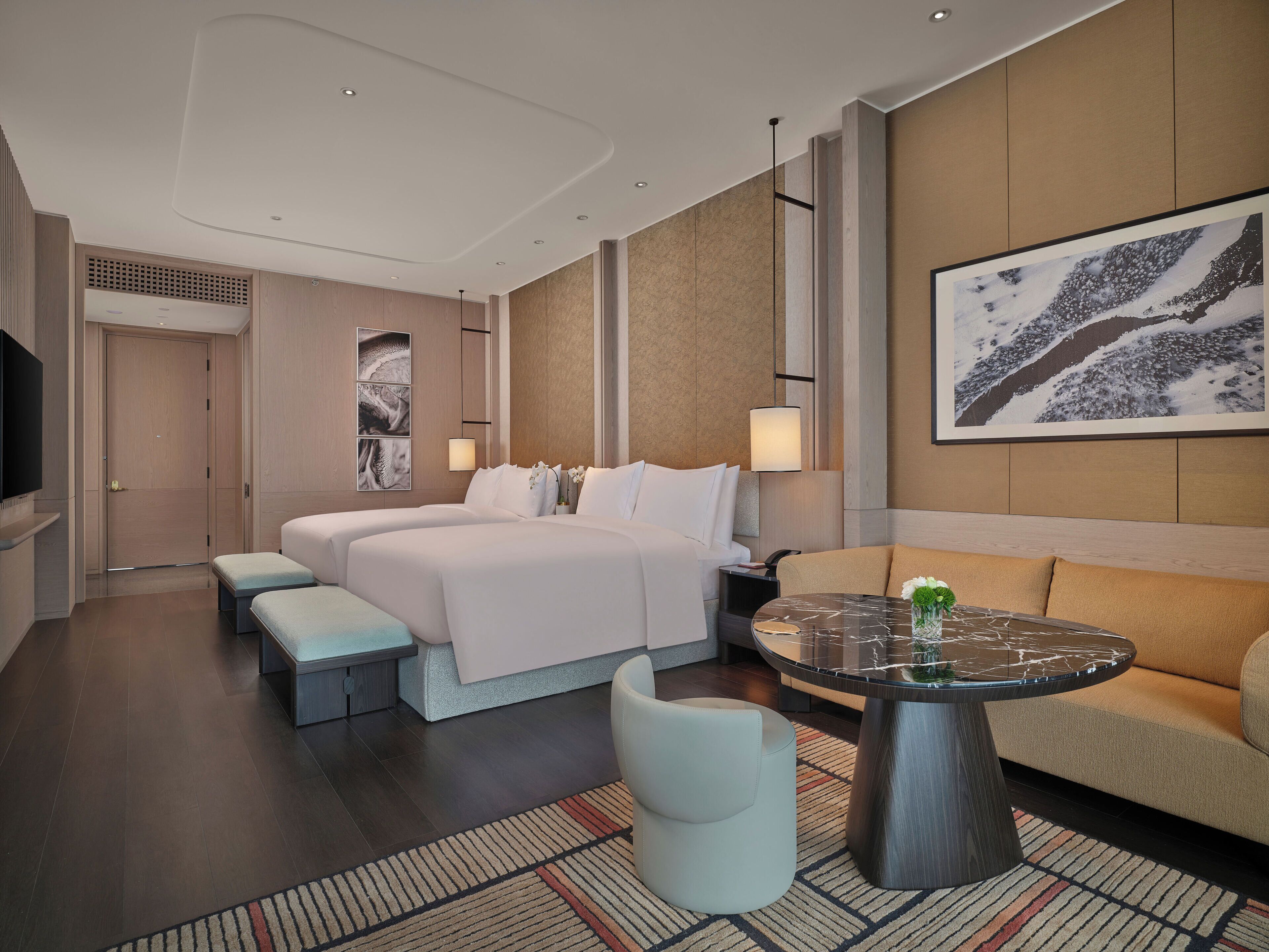 Daunenbettdecken, Betten mit Memory-Foam-Matratzen, Minibar, Zimmersafe