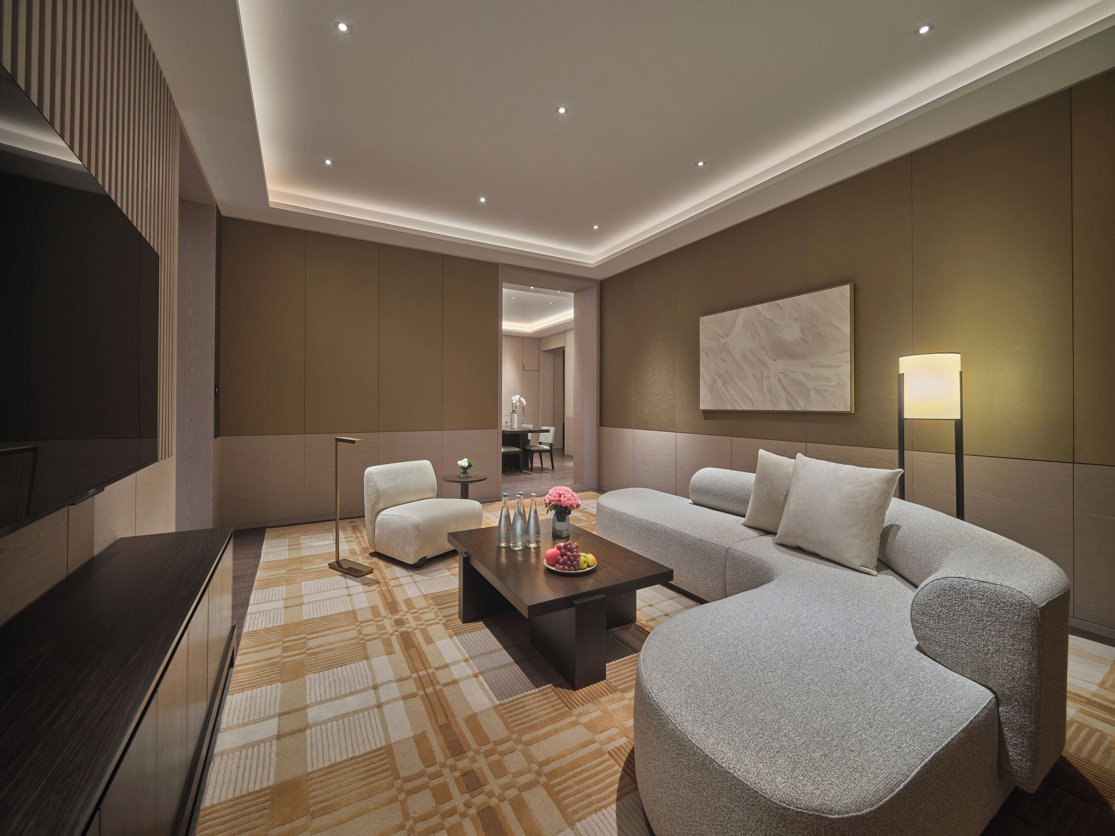 Deluxe-Suite, 2 Doppelbetten | Wohnbereich | 65-Zoll-LED-Fernseher mit Kabelempfang, Fußbodenheizung