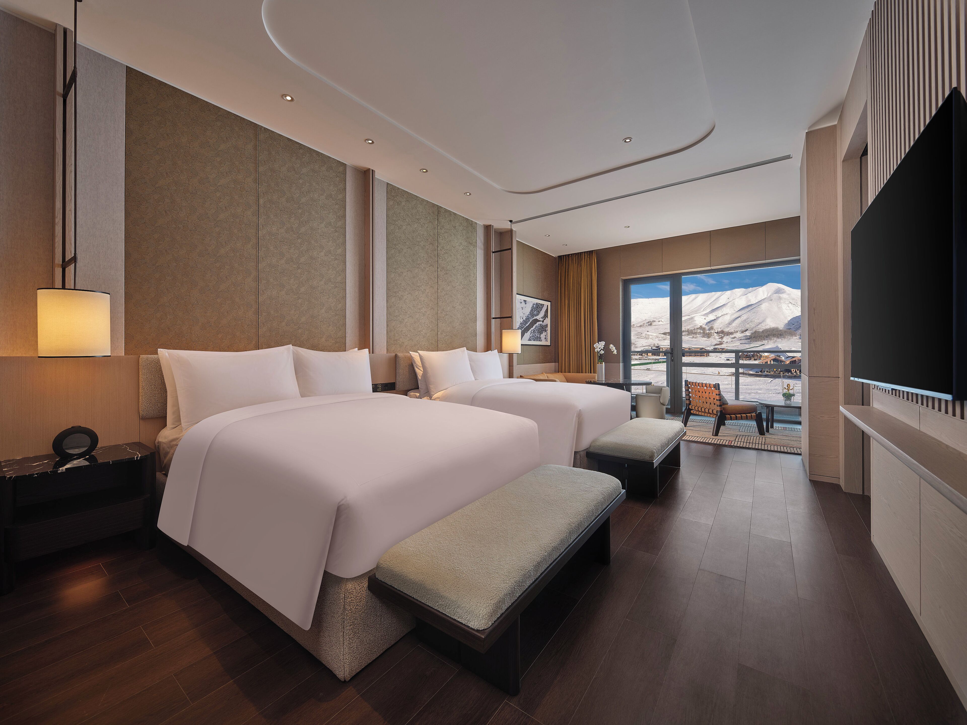 Deluxe-Zimmer, 2 Queen-Betten, Hügelblick | Daunenbettdecken, Betten mit Memory-Foam-Matratzen, Minibar, Zimmersafe