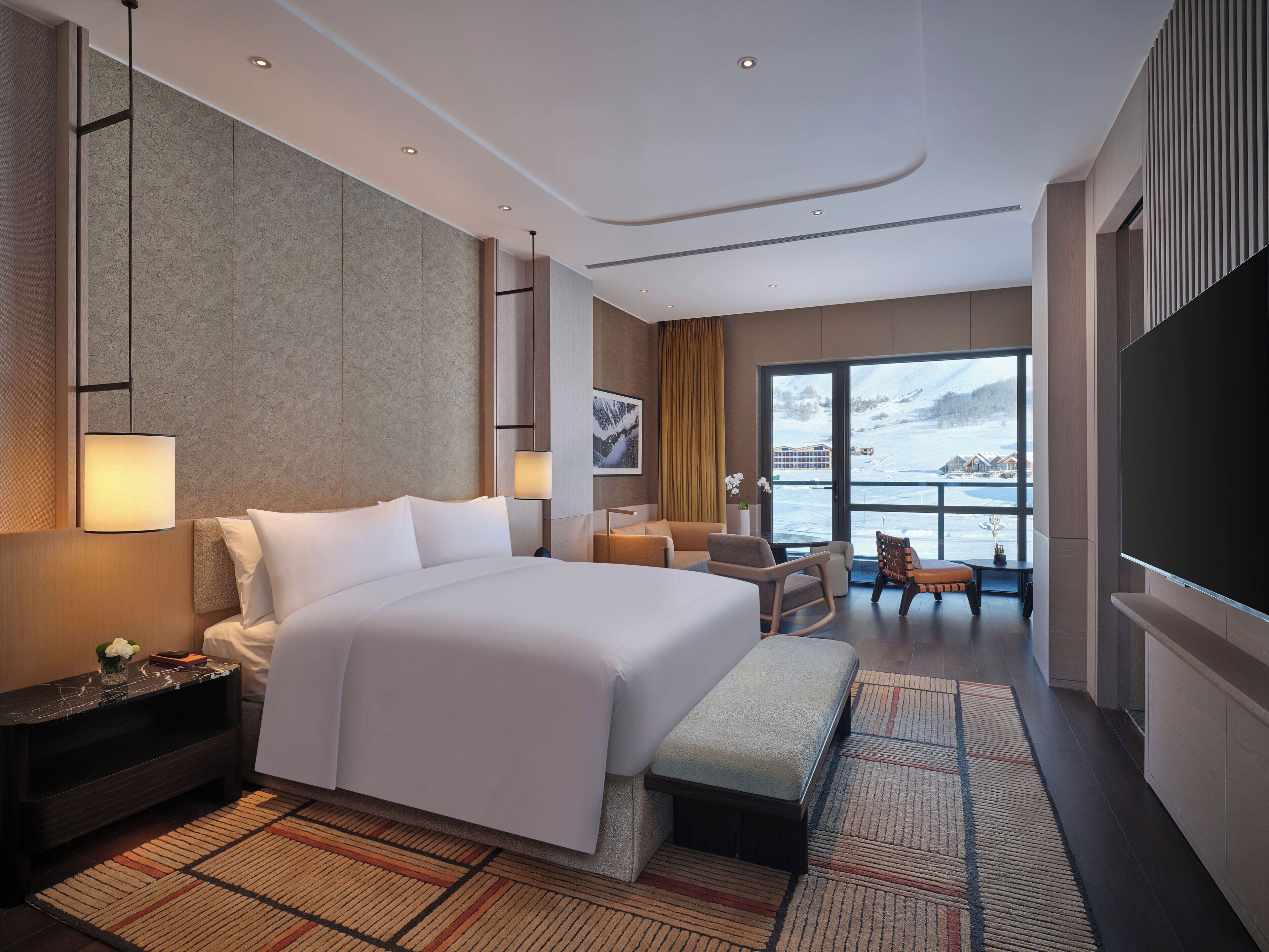 Daunenbettdecken, Betten mit Memory-Foam-Matratzen, Minibar, Zimmersafe