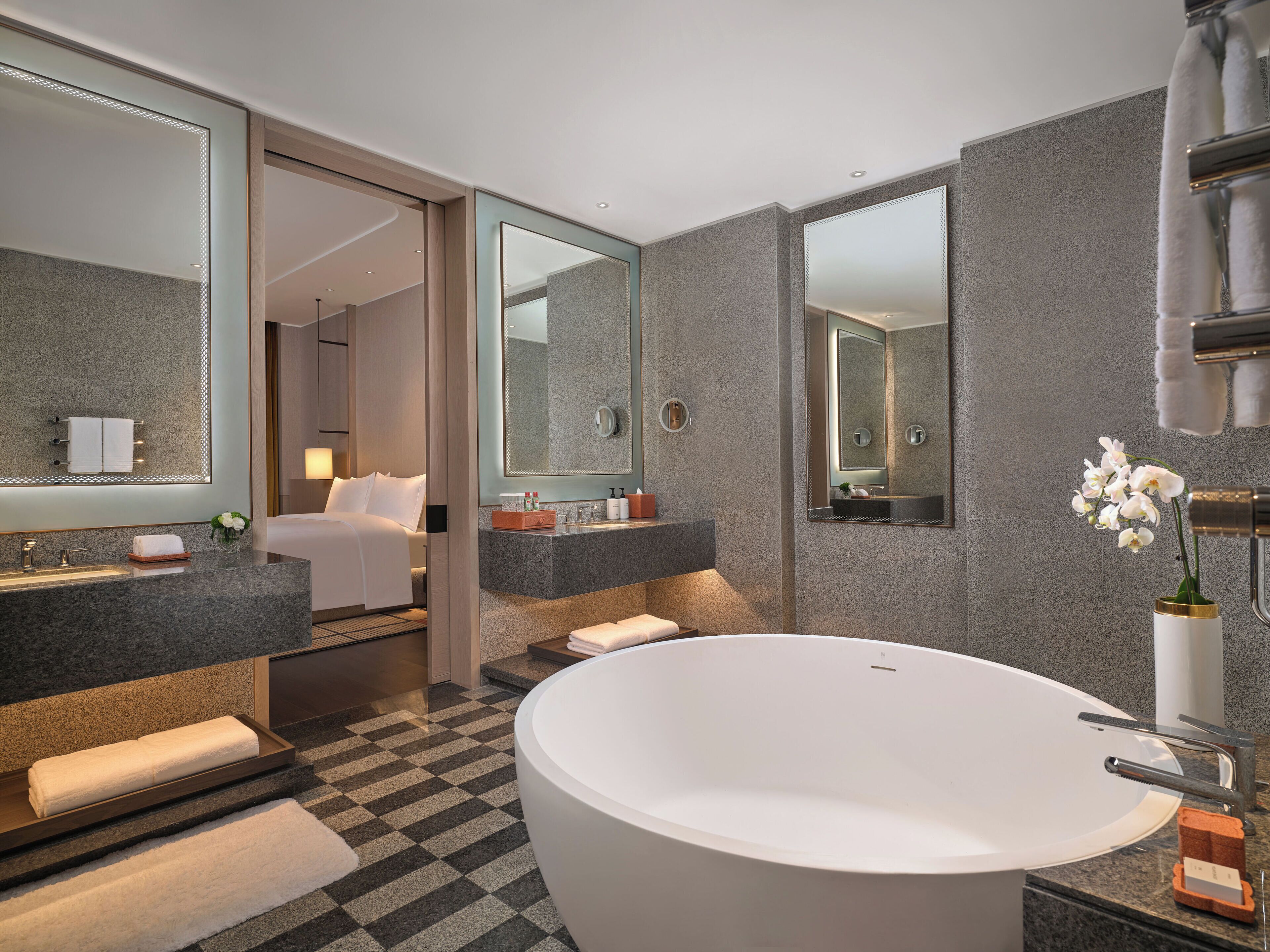 Suite Premium, 1 letto king | Bagno | Vasca e doccia separate, soffione a pioggia, set di cortesia firmato