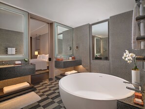 Suite Premium, 1 cama de matrimonio grande | Baño | Bañera y ducha independientes y cabezal de ducha tipo lluvia