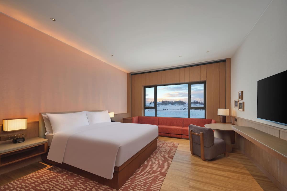 Daunenbettdecken, Betten mit Memory-Foam-Matratzen, Minibar, Zimmersafe