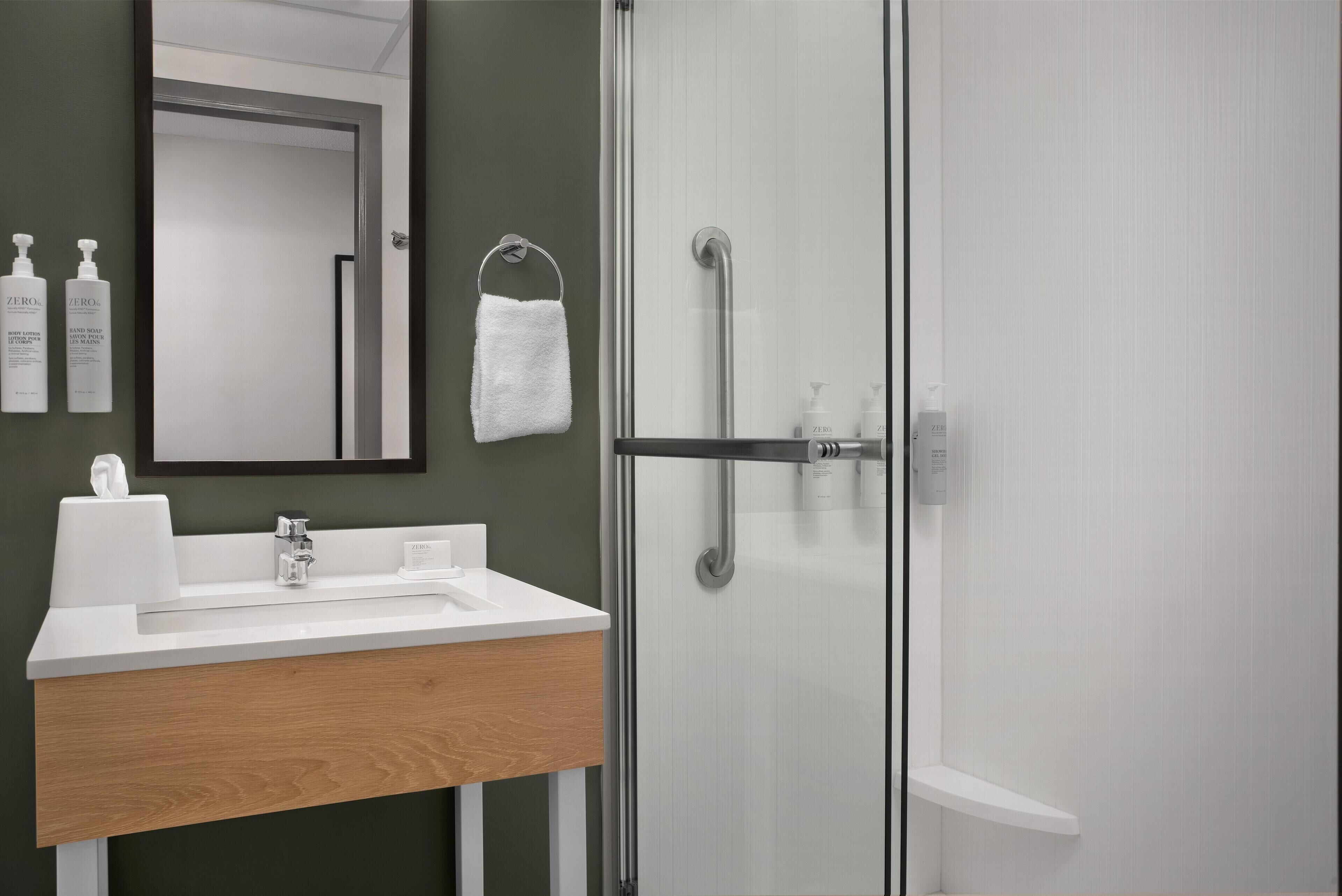 Room, 1 King Bed | Bathroom