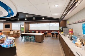 Free daily buffet breakfast - Tru By Hilton Norwalk Des Moines (Norwalk)