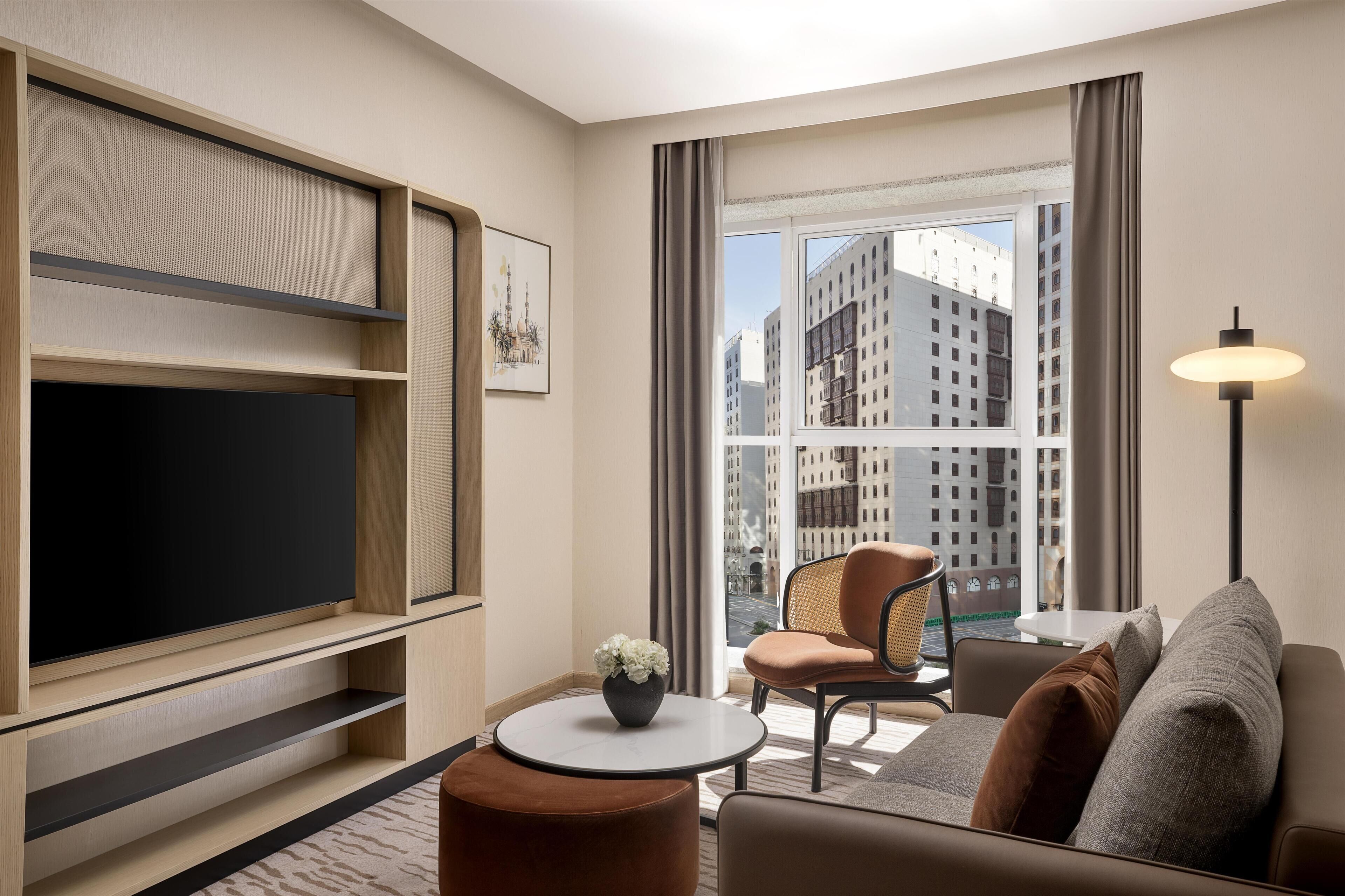 Suíte júnior, 1 cama King (Palm) | Área de estar | Smart TV 48 polegadas com canais digitais