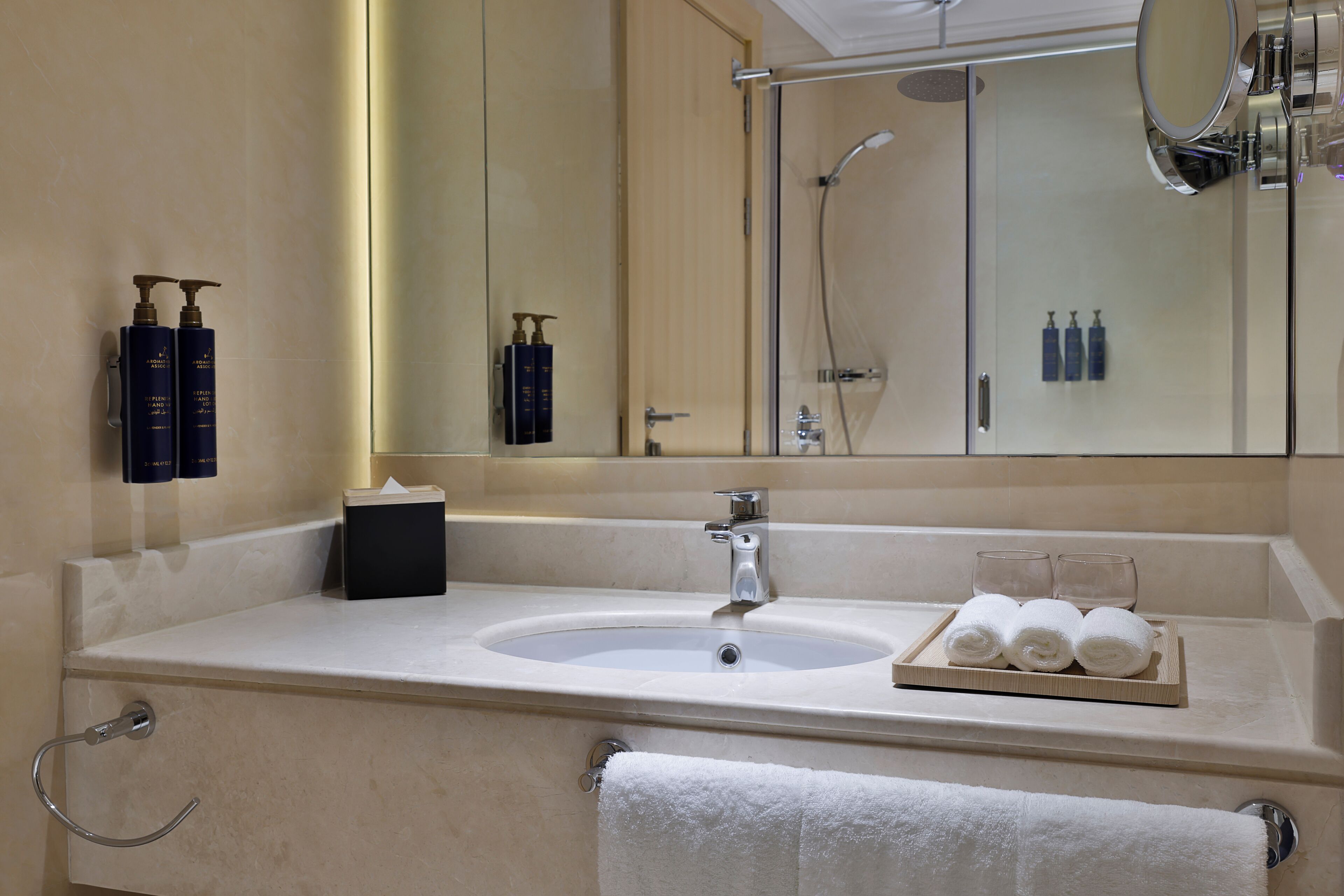Un baño con lavabo, espejo y artículos de aseo.