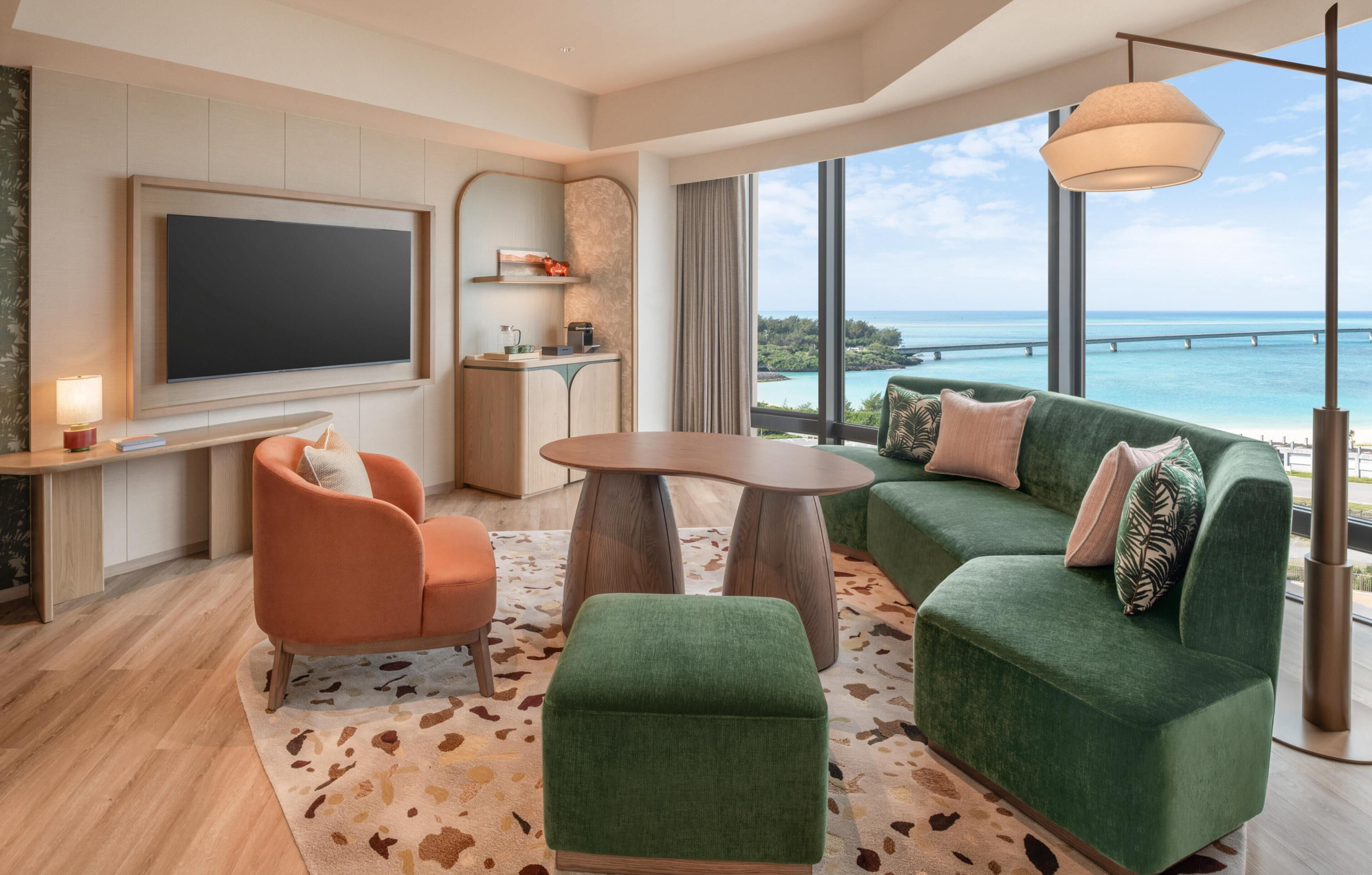 Suite Deluxe, 1 très grand lit | Coin séjour | Télévision à écran plat de 55 pouces avec chaînes par satellite