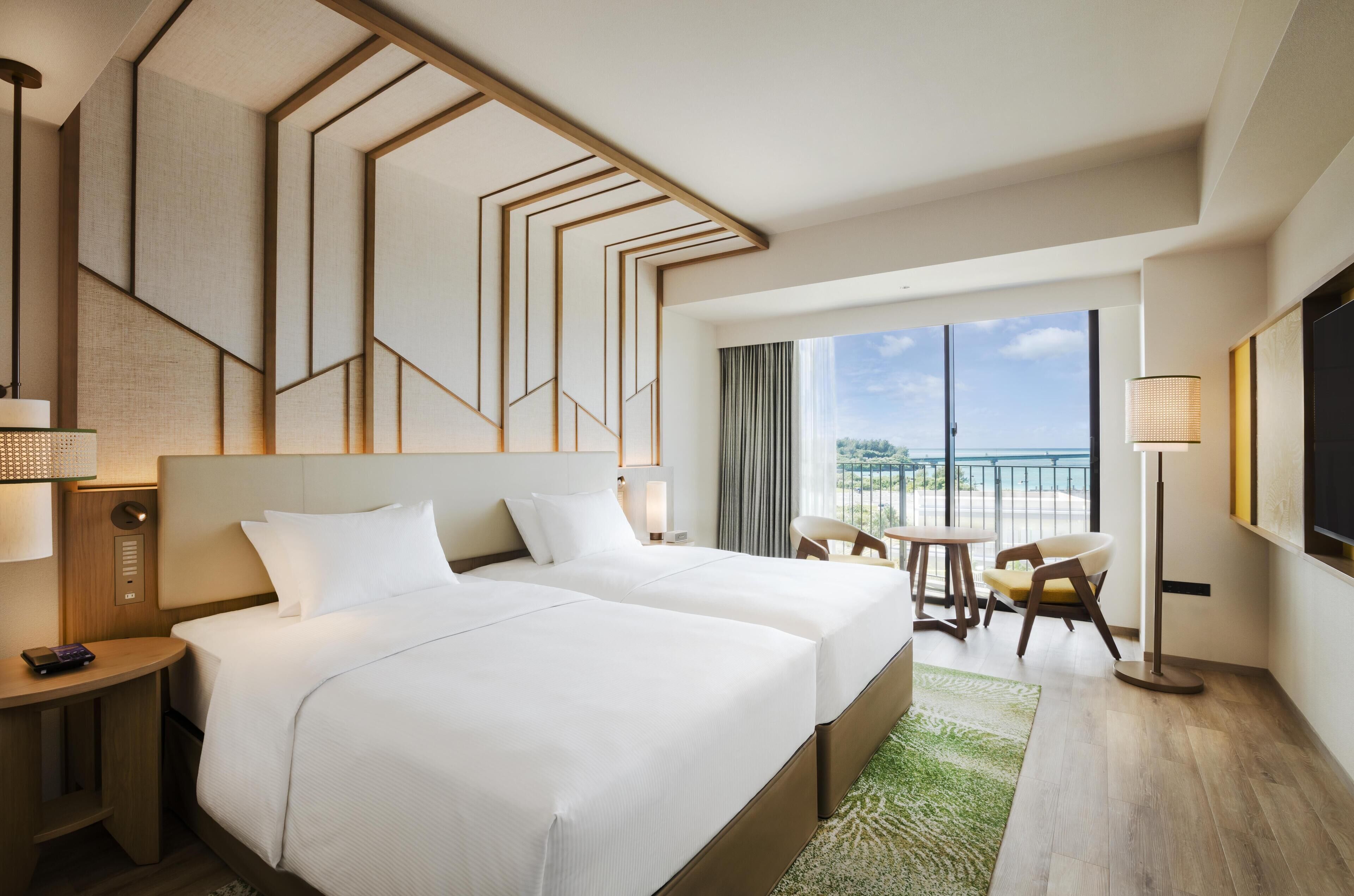 Bar mini, peti besi dalam bilik, meja, langsir/tirai gelap terus 