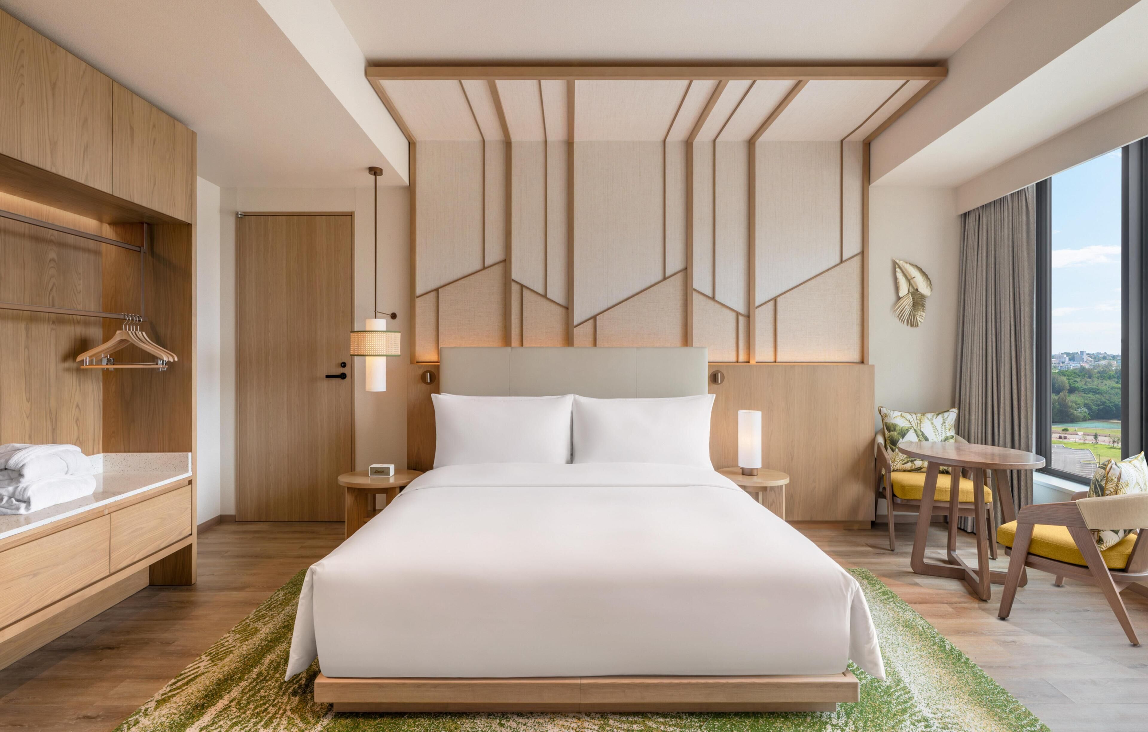 Minibar, coffres-forts dans les chambres, bureau, rideaux occultants