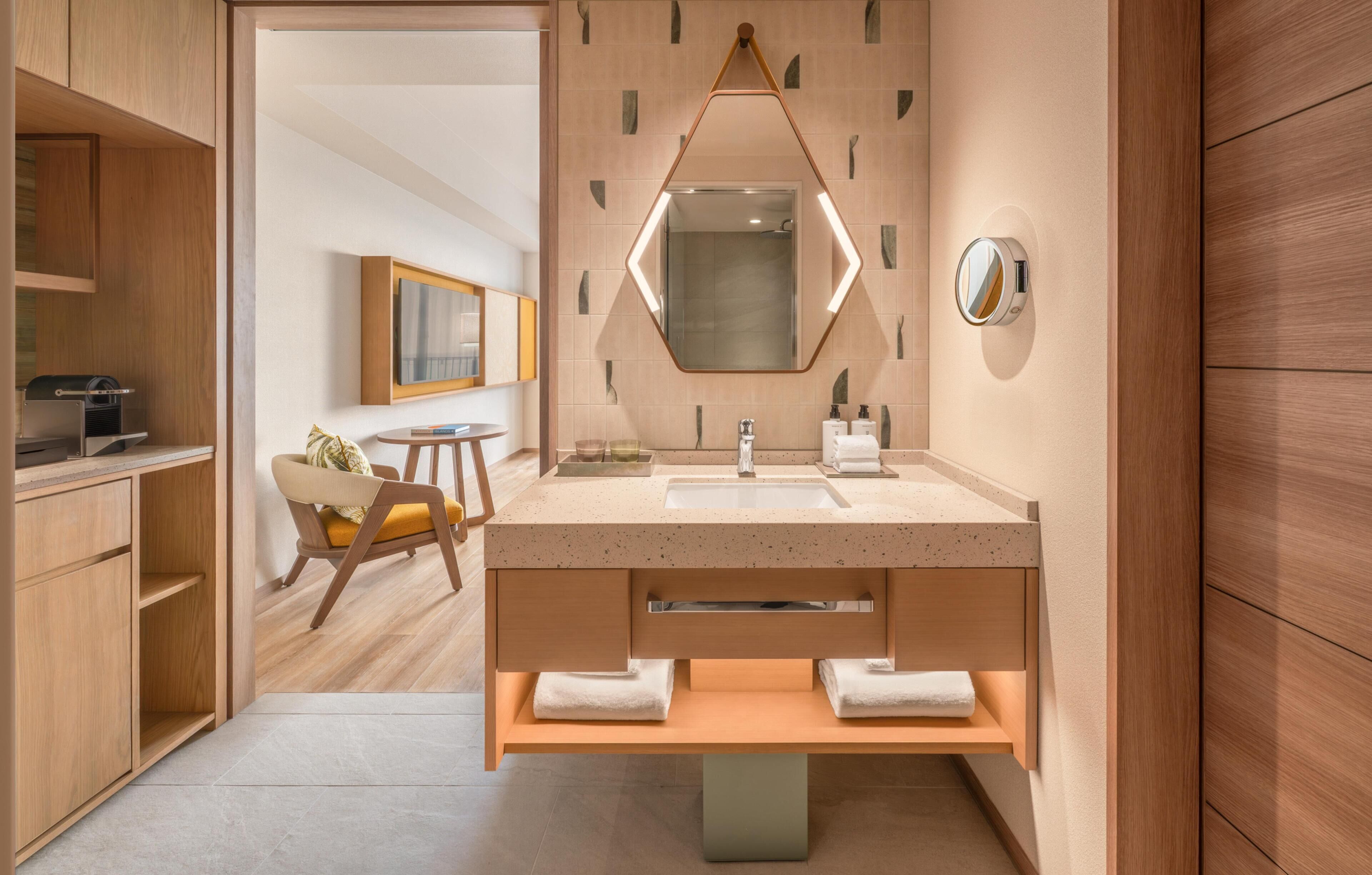 Chambre Deluxe, 2 lits une place, balcon | Salle de bain | Articles de toilette gratuits, sèche-cheveux, chaussons, bidet