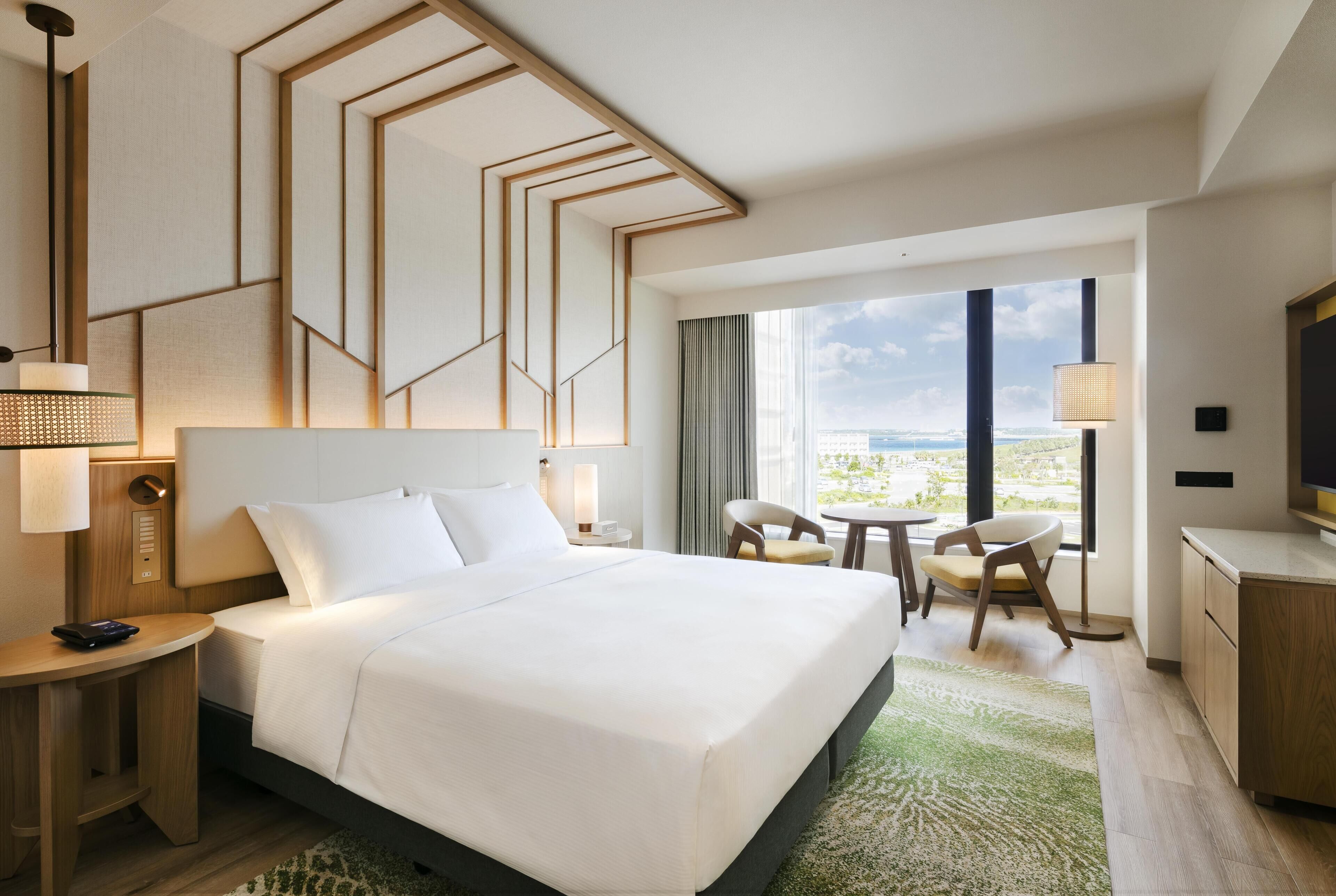 Bar mini, peti besi dalam bilik, meja, langsir/tirai gelap terus 