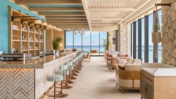 Kattoterassibaari, valtamerinäköala, avoinna joka päivä