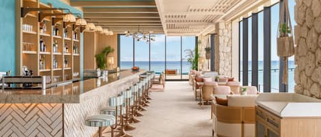 Bar sur le toit, vue sur la mer, ouvert tous les jours