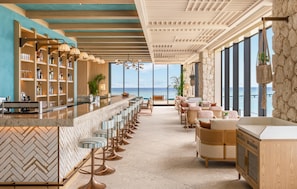 Bar sur le toit, vue sur la mer, ouvert tous les jours