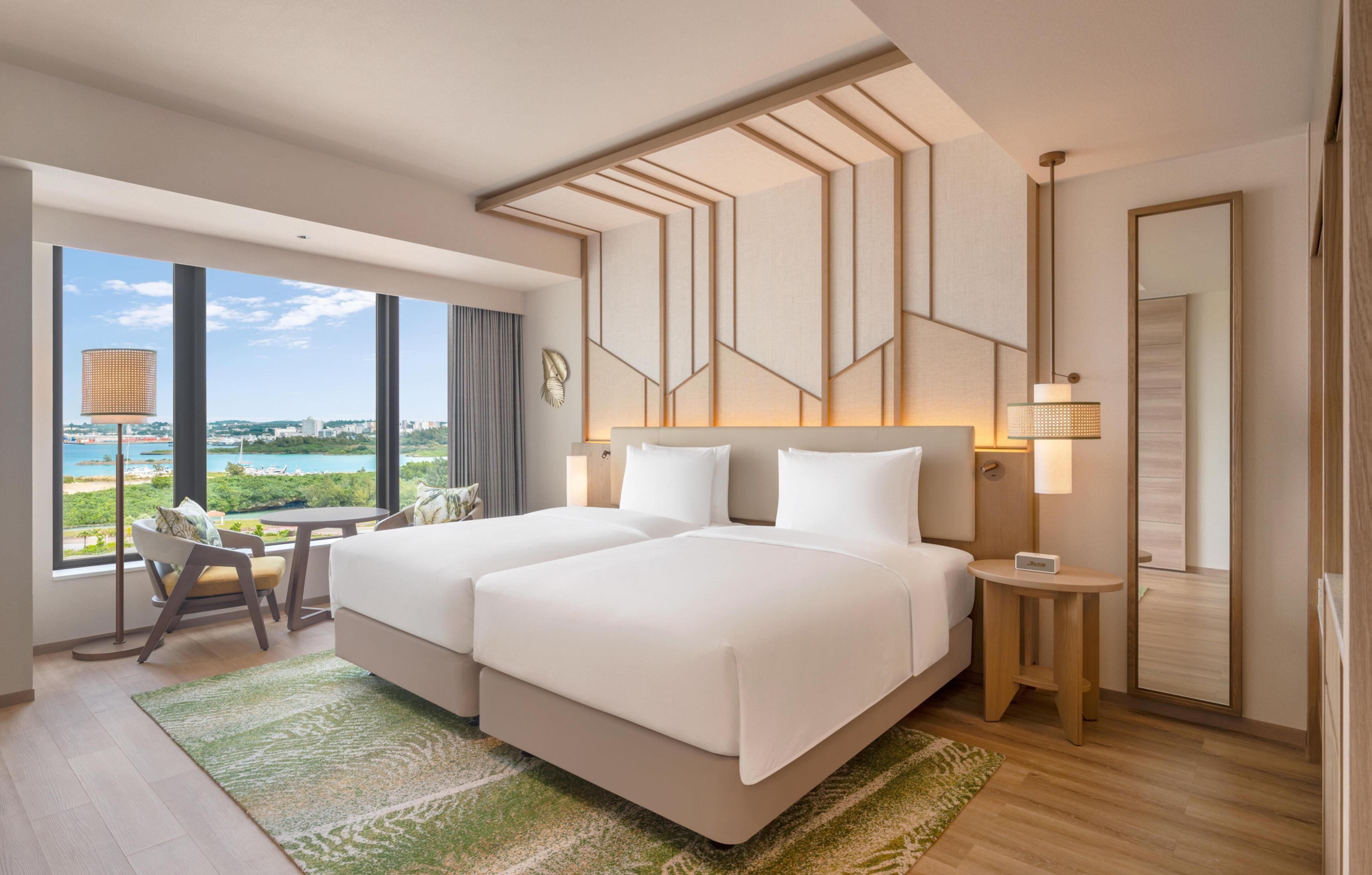 Minibar, coffres-forts dans les chambres, bureau, rideaux occultants