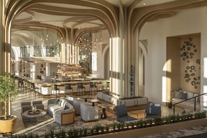 4 bars/lounges