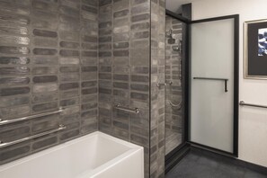 Suite, 1 cama de matrimonio grande, balcón (Mobility, Bathtub) | Ducha del cuarto de baño