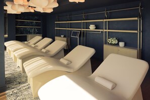 Een rij ligstoelen in een spa-achtige omgeving, met een donkere muur en planken erboven.