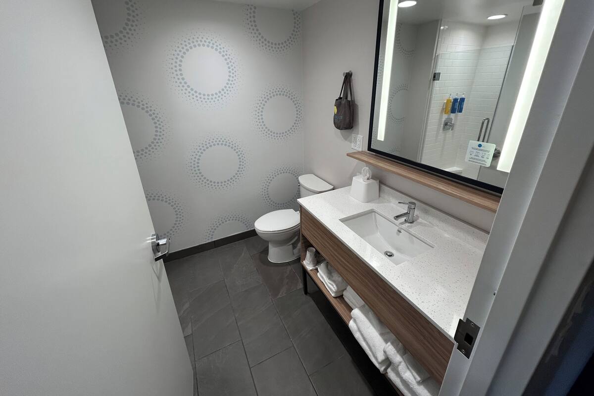 Douche, sèche-cheveux, serviettes fournies, savon