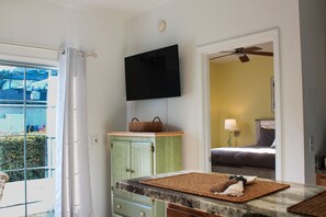 2 bedrooms, desk, WiFi