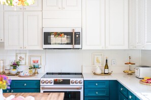 Microwave, oven, stovetop, dishwasher - Eclectic 1906 Farmhouse: 2 Acres, Hammocks & Lake Norman Charm (Huntersville)