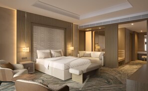Une chambre d’hôtel avec un grand lit, des tables de chevet, un coin salon et un miroir.