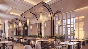 Un intérieur moderne avec des espaces de détente, des tables et de grandes fenêtres.