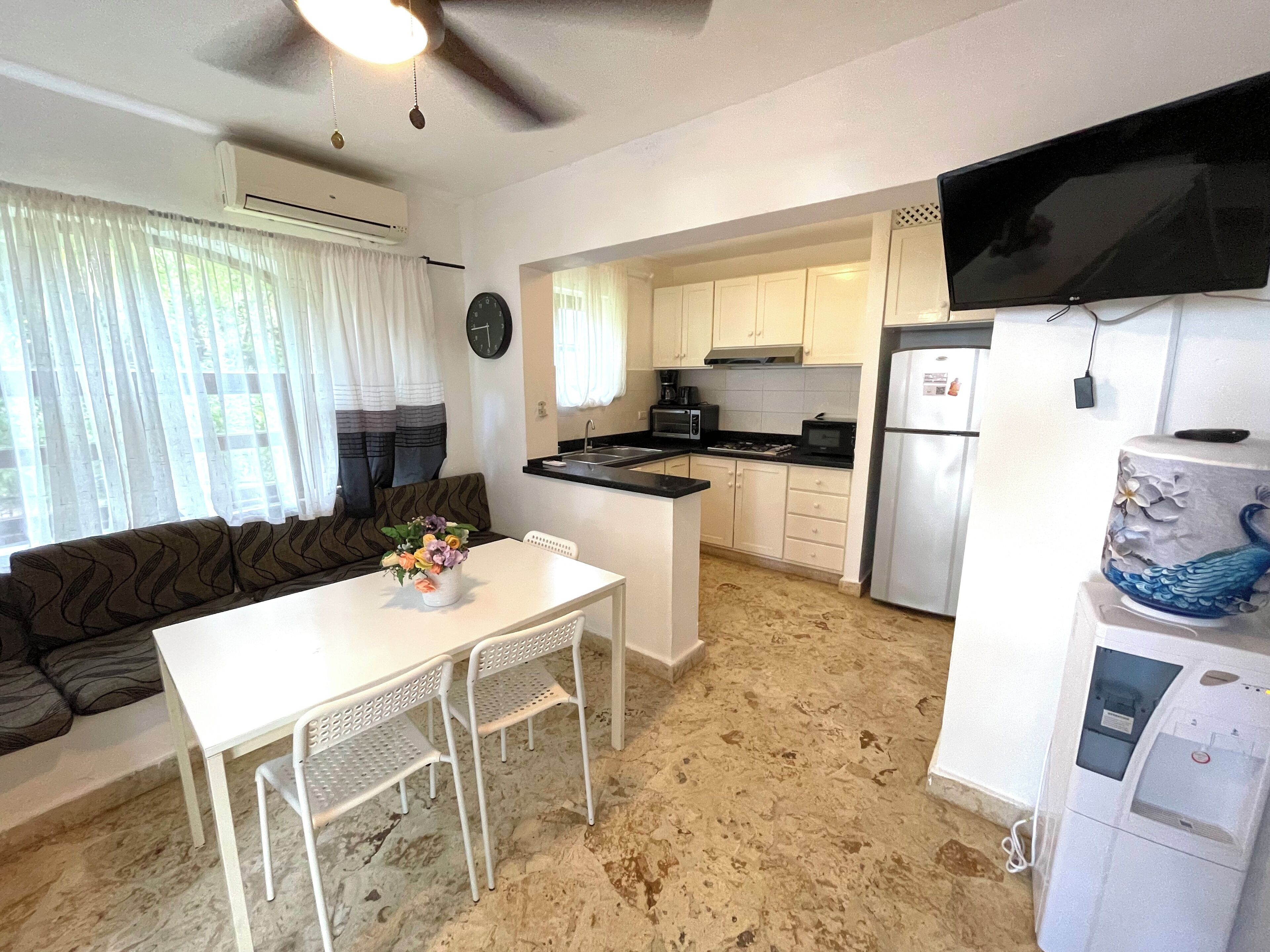 Huvila, 3 makuuhuonetta, puutarha-alue | Ruokailu omassa huoneessa