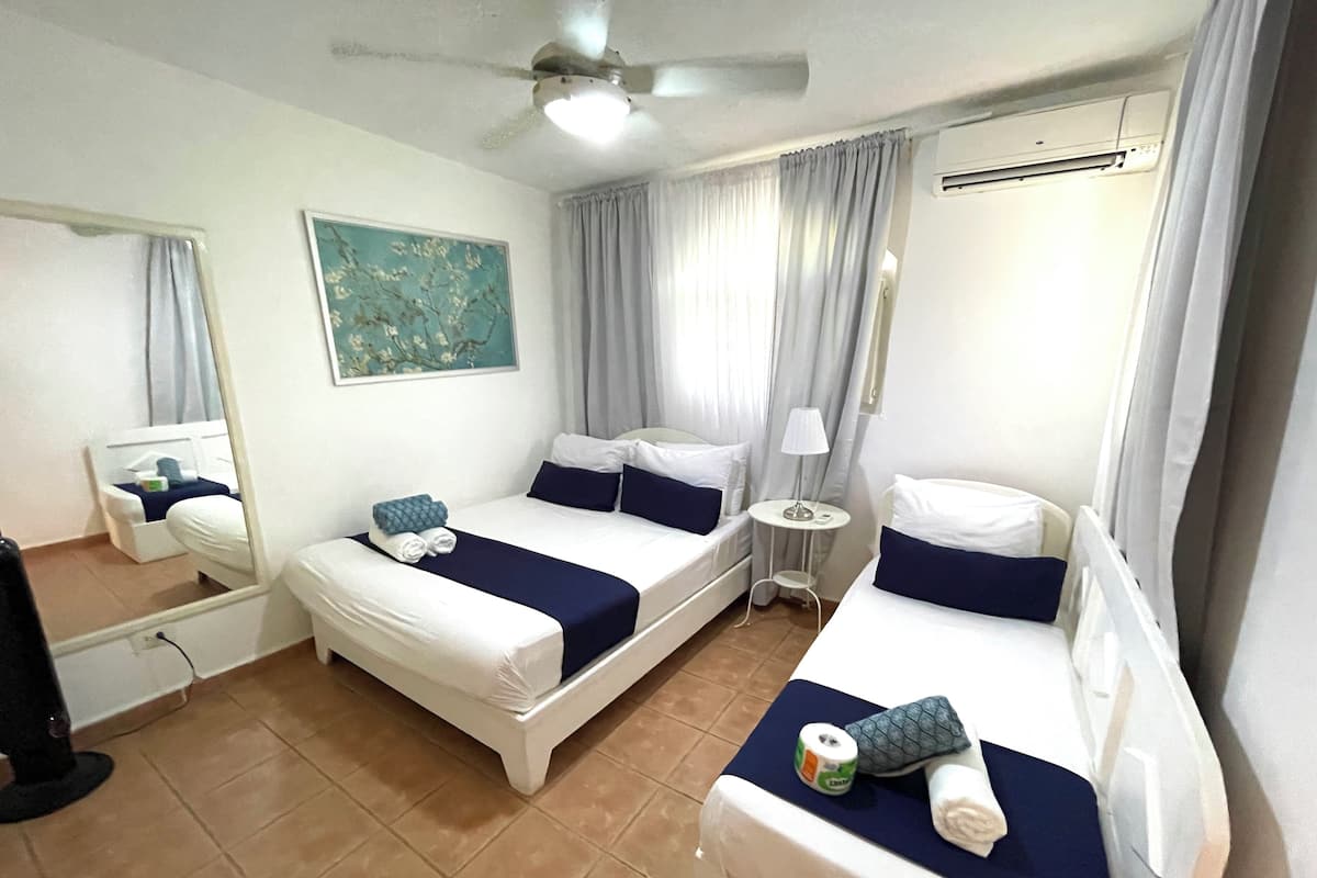 Vila, 2 quartos, sacada, vista para o jardim | Cofres nos quartos, Wi-Fi de cortesia