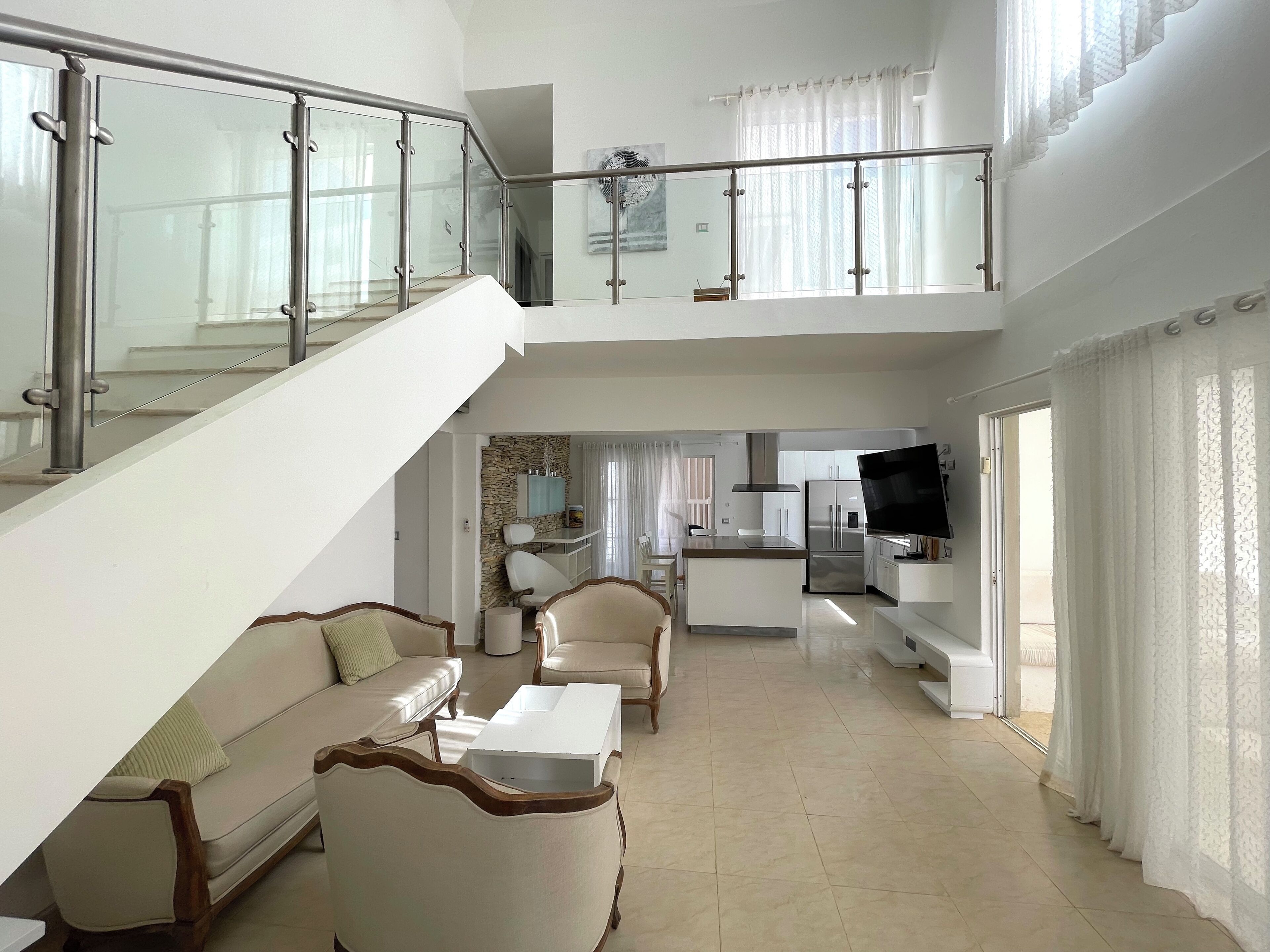 펜트하우스, 수영장 전망 | 거실 공간 | LCD TV