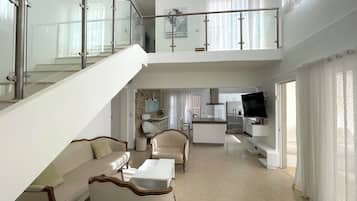 Penthouse, vista a la alberca | Área de sala de estar
