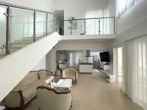 Cobertura, vista para a piscina | Área de estar