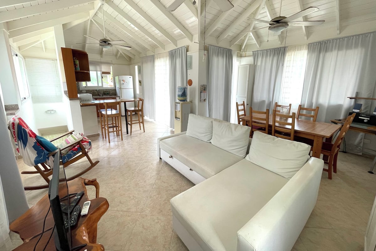 Vila, 2 quartos, vista para o jardim, ao lado da praia | Área de estar