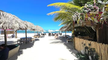 Plage, sable blanc, chaises longues, parasols